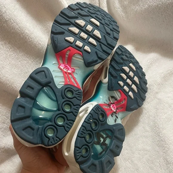 Nike Air Max Plus White and Pink Sneakers - Picture 4 of 5